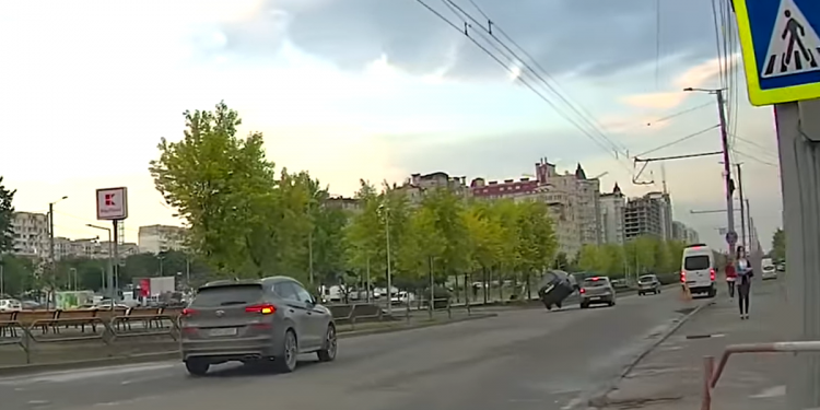 Manevra greșită prin care un șofer a „săltat” o altă mașină în sectorul Ciocana al capitalei | VIDEO