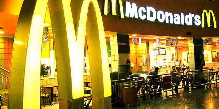 Мужчина угрожал взорвать McDonald’s из-за соуса