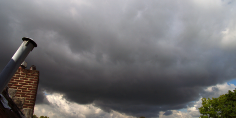 Vremea urâtă nu se lasă dusă. Meteorologii au emis un nou Cod Galben de instabilitate atmosferică | VIDEO