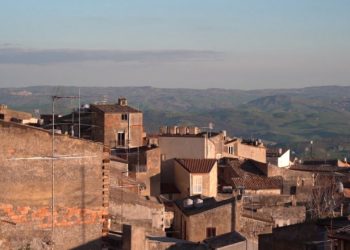 Adevărul din spatele caselor vândute cu 1 euro în Italia