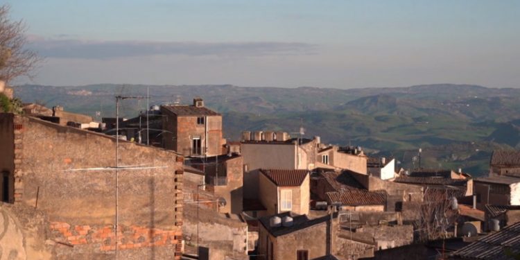 Adevărul din spatele caselor vândute cu 1 euro în Italia