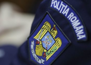 21 de acuzații pentru un polițist, printre care tortură, furt, mită, dar încă lucrează. A obligat un tânăr să bea 51 de pahare de apă