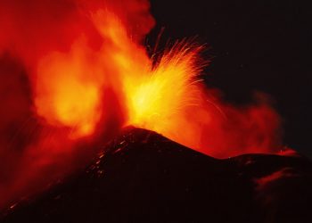 Vulcanul Etna a erupt din nou. Aeroportul din Catania a fost închis | VIDEO