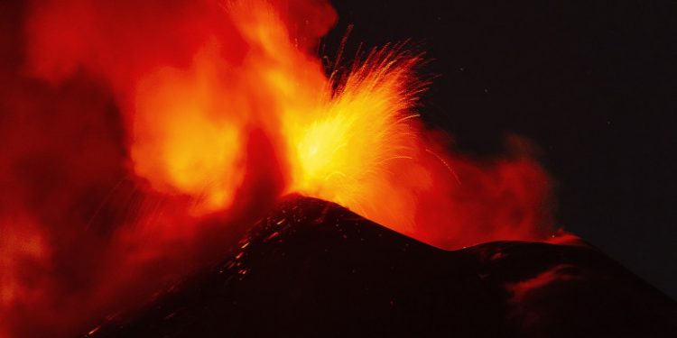 Vulcanul Etna a erupt din nou. Aeroportul din Catania a fost închis | VIDEO