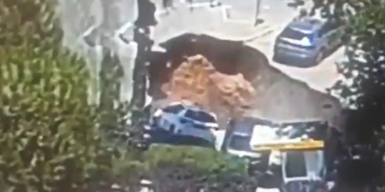Momentul în care mai multe mașini sunt „înghițite” de un crater uriaș apărut brusc în parcarea unui spital din Ierusalim | VIDEO