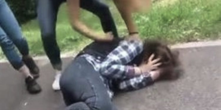 Caz recent la Chișinău. O fată zace la pământ, iar mai multe copile, minore, o lovesc cu mâinile și picioarele