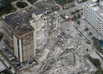 Momentul prăbușirii unui bloc de 12 etaje în Miami. Martor: „A fost îngrozitor. Țipau și adulții, și copiii” | FOTO/VIDEO