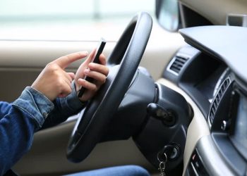 Peste 400 de șoferi, amendați pentru utilizarea telefoanelor mobile la volan | VIDEO