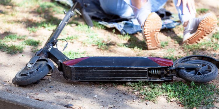 Accident în capitală cu implicarea unei femei călare pe o trotinetă electrică | FOTO