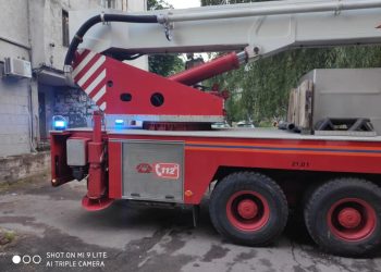 Intervenția pompierilor, în capitală. Au demontat o placă de beton | VIDEO