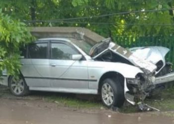Accident grav la Florești. A rupt în două un stâlp de electricitate și s-a oprit într-un gard