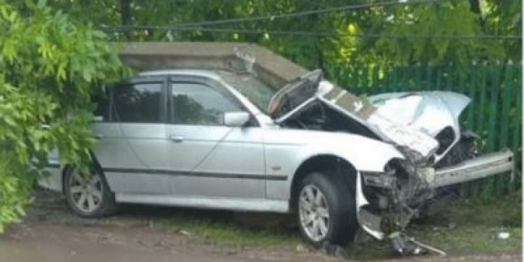 Accident grav la Florești. A rupt în două un stâlp de electricitate și s-a oprit într-un gard