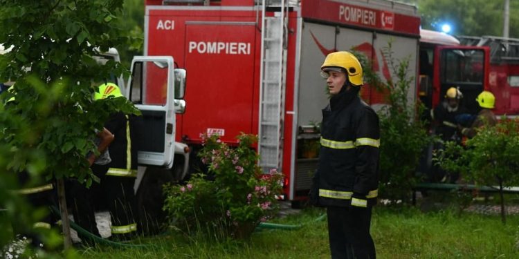 Incendiu într-un bloc locativ din Soroca. Cinci copii și trei maturi, evacuați | VIDEO