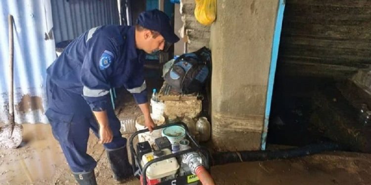 Salvatorii au intervenit în raionul Rezina și Ștefan Vodă. Au pompat apa din câteva gospodării afectate de ploi