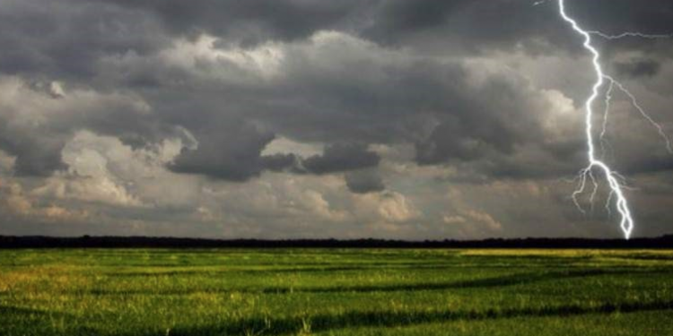 Vremea urâtă nu se lasă dusă. Meteorologii au emis un nou Cod Galben de instabilitate atmosferică | VIDEO