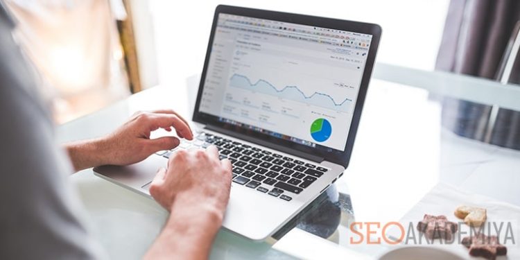 Doi specialişti IT ar fi încercat să organizeze, contra 13 000 de lei, programarea şi eliberarea unui permis de conducere