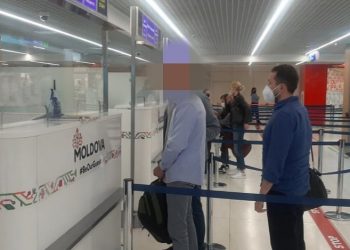 Un moldovean căutat pe Interpol, extrădat din Spania. Este suspectat de o serie de escrocherii