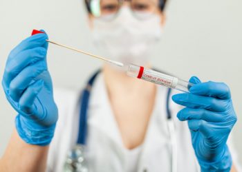 Trebuie să stați la coadă zile în șir sau să scoți bani grei din buzunare: Testul la COVID-19 este o mare bătaie de cap pentru moldoveni | VIDEO