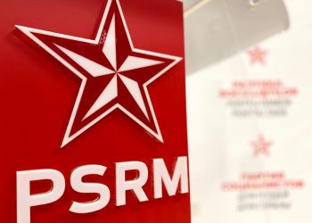 Au cântat piese patriotice şi au lipit afișe electorale pe ușă: AUR au protestat la sediul PSRM | VIDEO