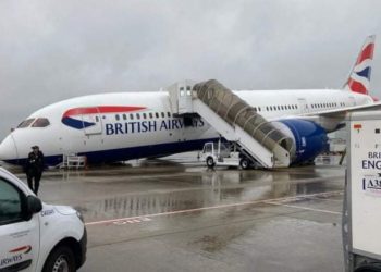 Un avion Boeing a căzut „în nas” pe pistă, după ce i s-a rupt roata din față | FOTO