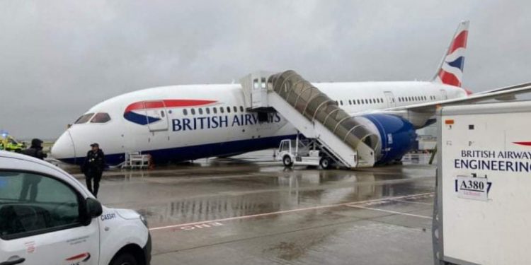 Un avion Boeing a căzut „în nas” pe pistă, după ce i s-a rupt roata din față | FOTO