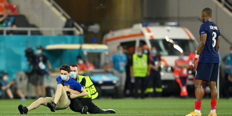 Un suporter moldovean a intrat pe teren la meciul Franța – Elveția: „Sunt bine, nu am nimic împotriva jandarmilor români” | VIDEO