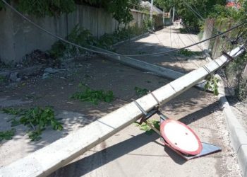 A doborât doi stâlpi de electricitate și a fugit de la fața locului. Șoferul, identificat la scurt timp | FOTO