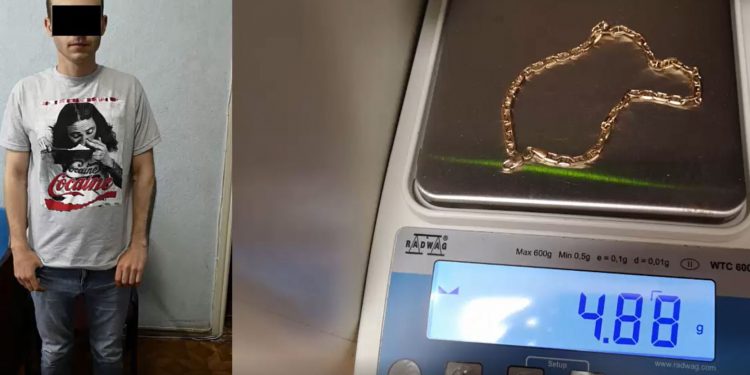 Un individ a smuls lănțișorul din aur de la gâtul unei vânzătoare. Suspectul a fost reținut | VIDEO