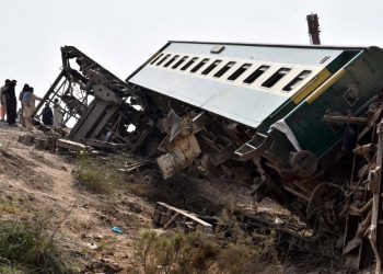 Două trenuri expres s-au ciocnit în sudul Pakistanului. Peste 30 de persoane au murit, iar alte zeci sunt rănite | FOTO