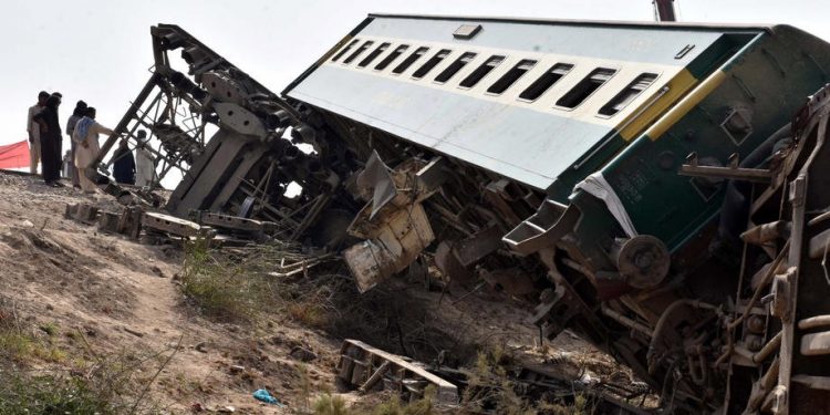 Două trenuri expres s-au ciocnit în sudul Pakistanului. Peste 30 de persoane au murit, iar alte zeci sunt rănite | FOTO