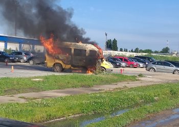 Un microbuz care ar aparține unei companii de mezeluri a luat foc pe o stradă a capitalei | VIDEO