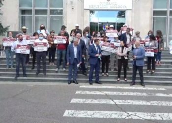 Partidul “Platforma DA” cu angajații ai întreprinderii “CFM” au protestat în fața Guvernului: Ce au solicitat manifestanții | VIDEO