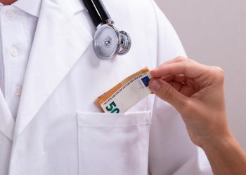 Mită în sistemul medical din nordul țării. Mai mulți angajați luau până la 1500 de lei pentru un certificat | VIDEO