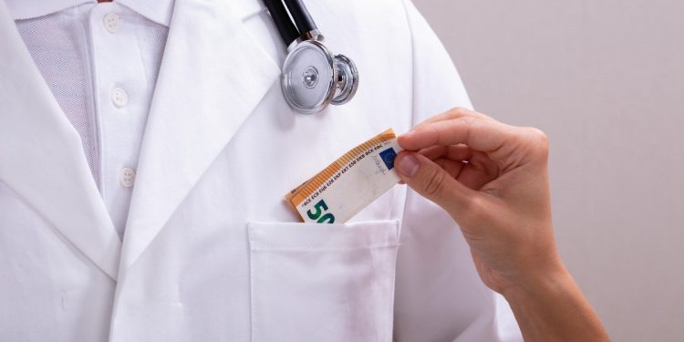 Mită în sistemul medical din nordul țării. Mai mulți angajați luau până la 1500 de lei pentru un certificat | VIDEO