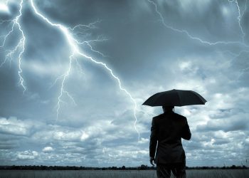 Синоптики предупреждают о сильных ливнях и грозах