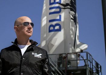 Основатель Amazon Джефф Безос летит в космос. Кто составит компанию миллиардеру в первом туристическом полете | VIDEO