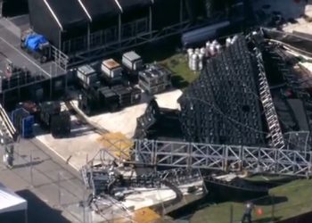 Огромный экран рухнул на сцену музыкального фестиваля во Флориде