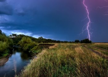 Метеорологи предупреждают о грозах и сильных ливнях