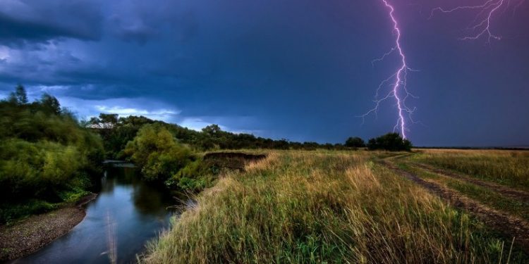 Метеорологи предупреждают о грозах и сильных ливнях