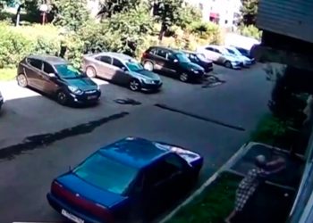 В России женщина поймала ребенка, выпавшего из окна | VIDEO