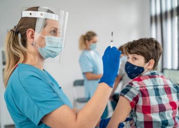 Со 2 августа в Румынии подростки смогут сделать прививку от коронавируса