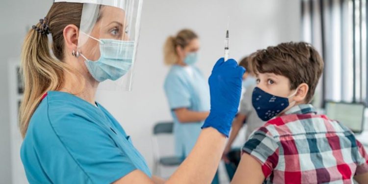 Со 2 августа в Румынии подростки смогут сделать прививку от коронавируса