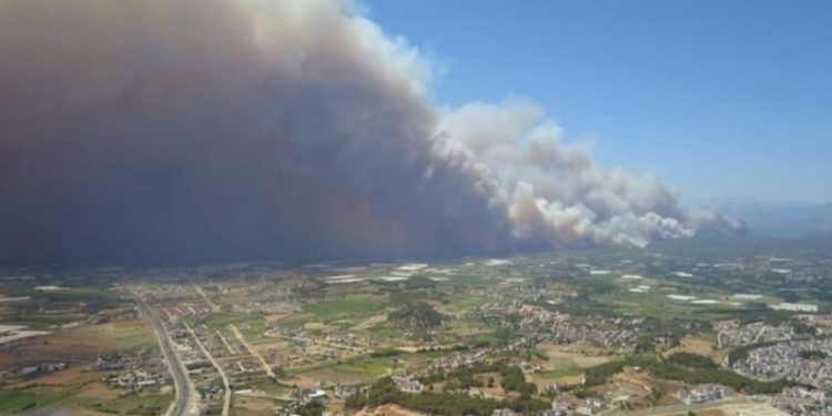 Растет число пострадавших от пожаров в Анталии. Сообщается о погибшем