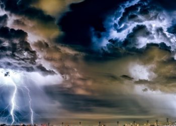 «Желтый код» метеоопасности: На Молдову надвигаются град и грозы