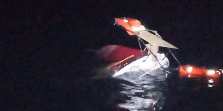 В Крыму перевернулось прогулочное судно из-за увидевших медузу туристов