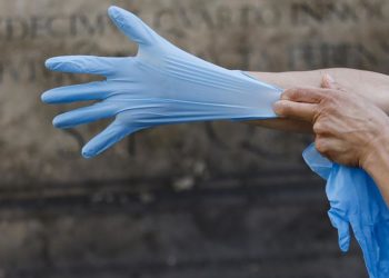 В Москве отменено требование носить перчатки в общественных местах