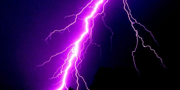 От удара молнии в Приднестровье загорелась крыша