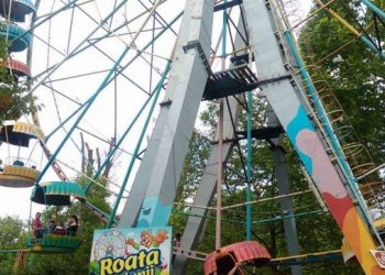 В столице девушка упала с одной из каруселей в парке на Ботанике