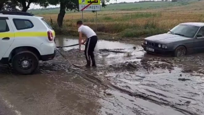 В Новоаненском районе в грязи застрял автомобиль