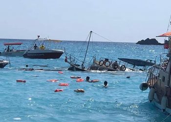 На турецком курорте затонул катер с туристами